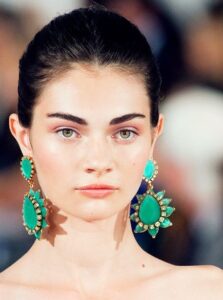 Tendances 2023 : les boucles d'oreilles en format géant