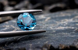 Les pierres précieuses du bleu au violet