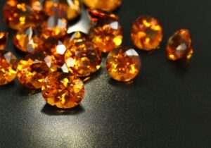 Les pierres précieuses du jaune au marron chocolat