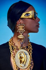 Porter des bijoux en mode oversize : les erreurs à éviter