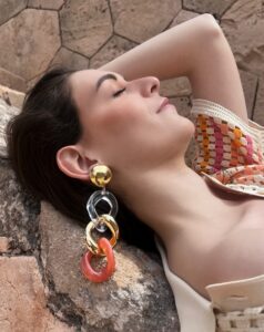 Tendances 2023 : des bijoux oversize pour étonner et imposer son style !