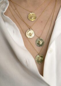 Bijoux et layering : quelles sont les grandes tendances 2023 ?